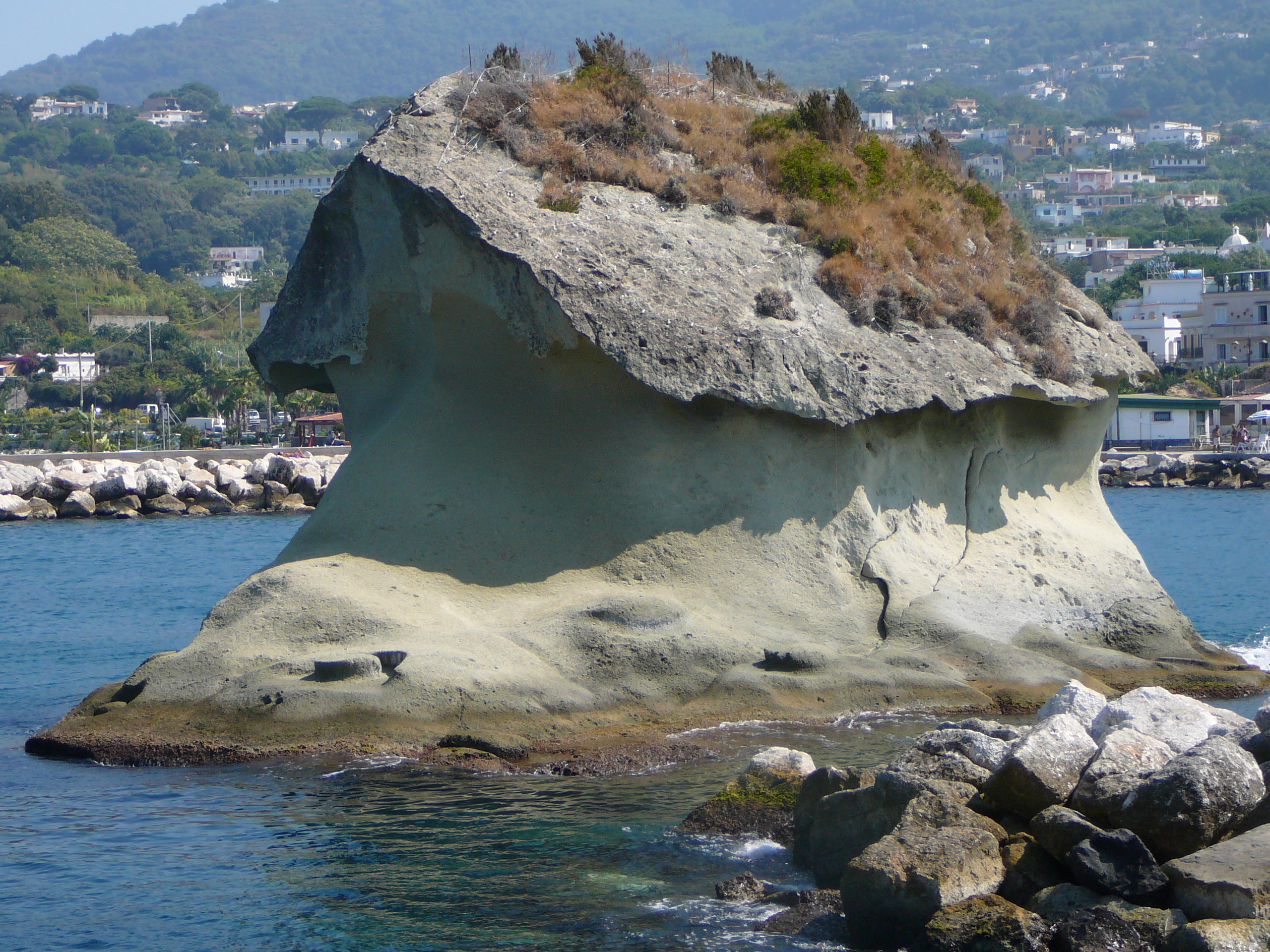 Wandern auf Ischia. Tafoni Verwitterung Wandern auf Ischia. Tafoni Verwitterung